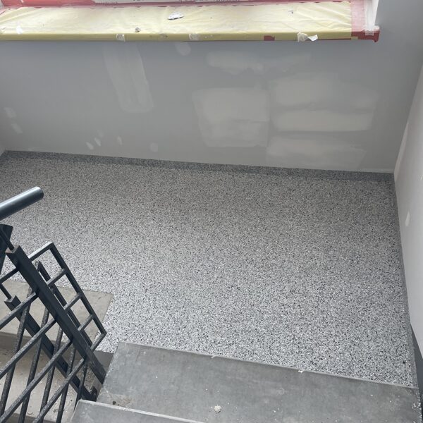 Čipsu klājums kāpņu laukumos