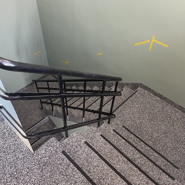 Čipsu klājums ar pretslīdes joslu